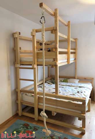 Etagenbett mit Schlafebene und breiterer Ebene darunter (Etagenbett-unten-breit)