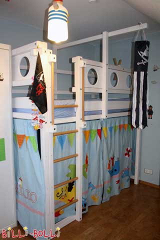 Piraten-Hochbett (Piratenbett) in weiß für kleine Seeräuber (Hochbett mitwachsend)