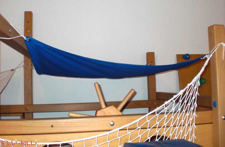 Das Segel verwandelt unsere Betten in waschechte Schiffe. (Dekoratives)